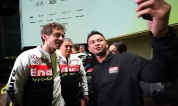 Valentino Rossi Kenakan Jaket Batik di Peluncuran Tim VR46