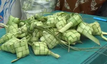 Jelang Lebaran Penjual Kulit Ketupat Laris Manis Diburu Warga