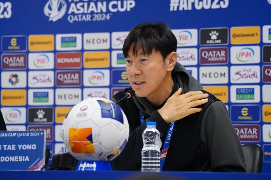 Terjawab Alasan Shin Tae-yong Selalu Kuat Berdiri di Pinggir Lapangan Selama Pertandingan Timnas Indonesia