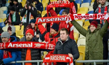 Kocak! Ada Fans Arsenal yang Diolok-olok Suporter Chelsea karena Gagal Juara Liga Inggris