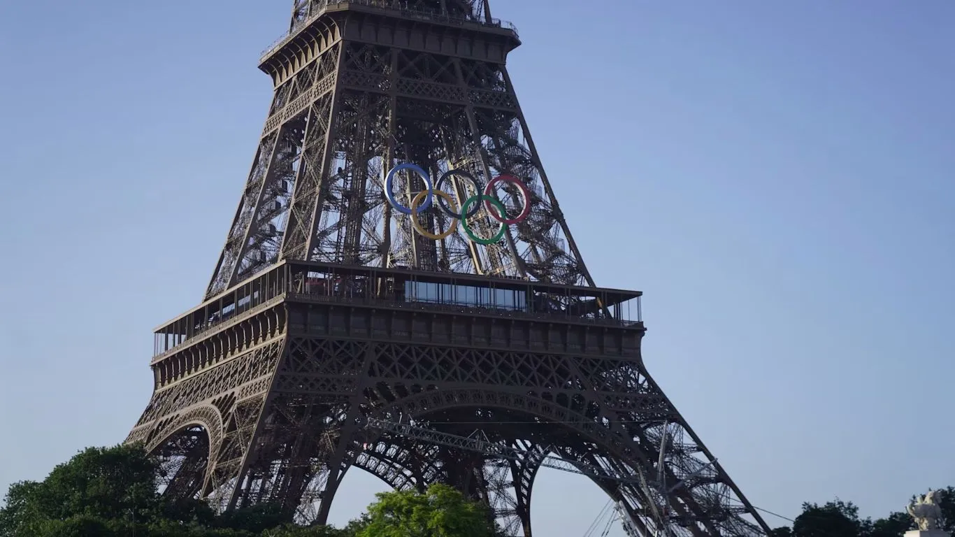 Jelang Olimpiade Paris 2024, Cincin Olimpiade Raksasa Terpampang di Menara Eiffel