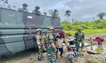 TNI Marines’ Social Communication Welcomed Happily By Maruku Residents