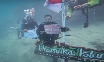 HUT ke-79 RI, Menparekraf Sandiaga Kibarkan Bendera Merah Putih di Bawah Laut Pulau Pramuka