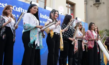 Potret Para Finalis Miss World Peru 2024 Kenakan Batik dalam Festival Budaya Indonesia di Lima