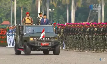 79th Indonesian Armed Forces Anniversary Ceremony: President Jokowi Rides a Maung Pindad to Inspect Troops