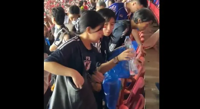 Viral Suporter Jepang Bersih-Bersih Stadion GBK Usai Pertandingan