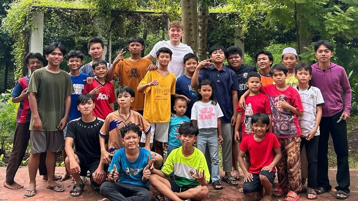 Ole Romeny Main Bola dengan Anak-Anak Jakarta