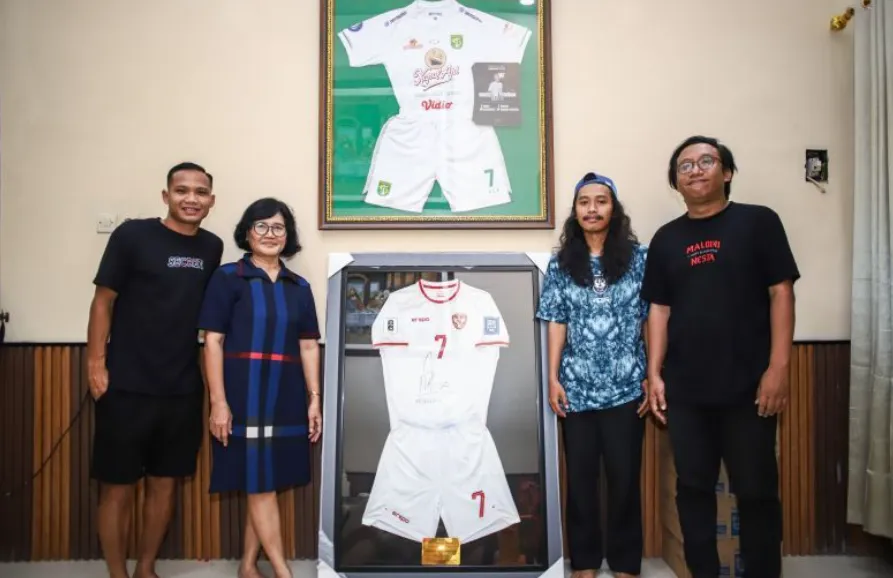 Jersey Marselino Ferdinan Laku Hampir Rp101 Juta Usai Dilelang untuk Renovasi Sekolah