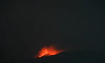 Gunung Ibu Kembali Erupsi, Luncurkan Lava Pijar Setinggi 300 Meter, Warga Diimbau Waspada