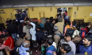 At Least 18 Killed in Stampede at New Delhi Railway Station